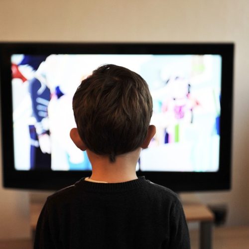 El efecto de ver televisión sobre la formación de creencias y actitudes en los niños